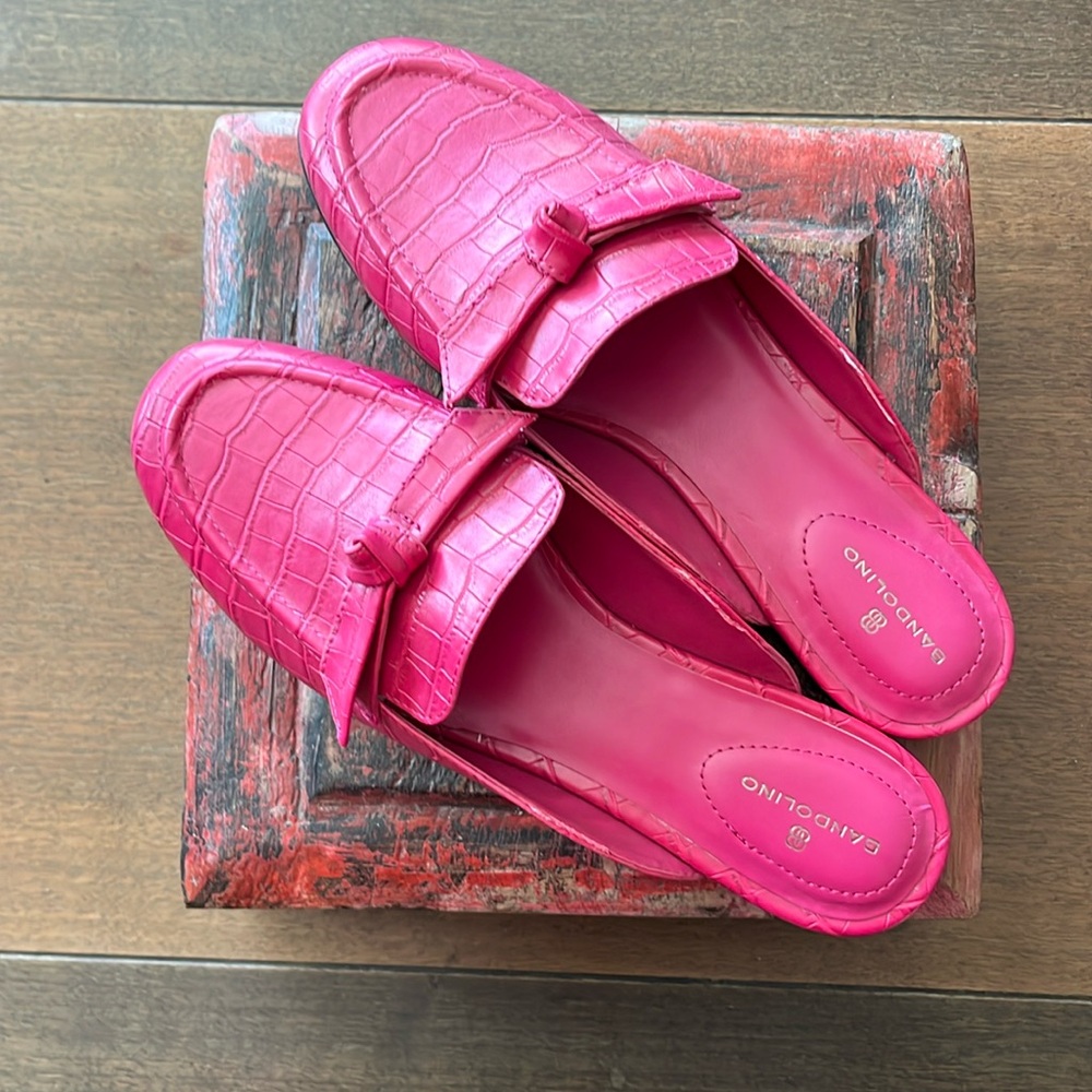 NWOB Bandolino Pink Dumio Snakeskin pattern mules, size 8